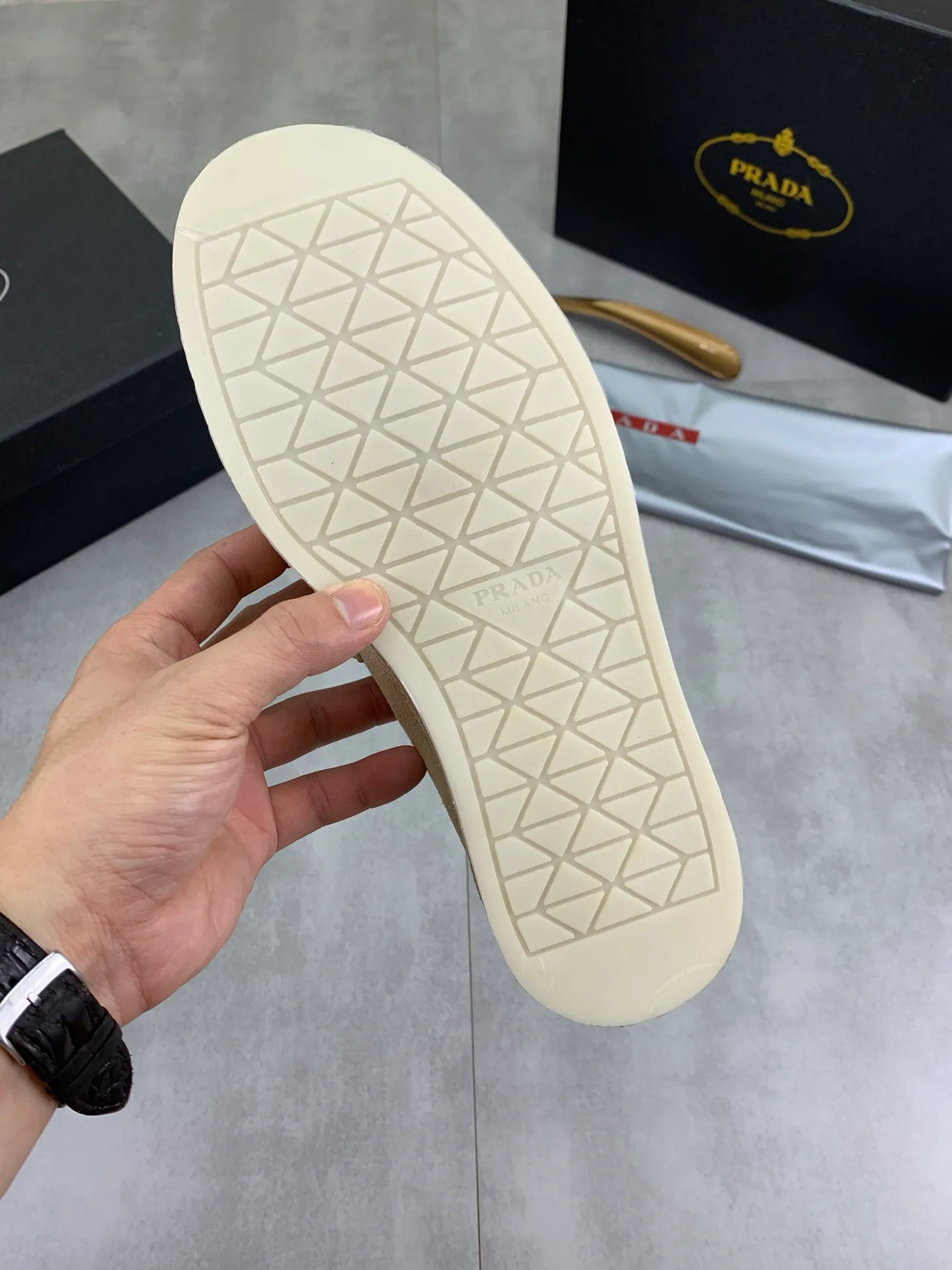 Factory price P740💰Original quality, top version🔱 ＰＲＡＤＡPrada. Men's business casual leather shoes, top quality cow leather. 1:1 shipment ⬆️Luxurious and noble, all made of imported original first-layer fine suede cowhide, just to create a more comfortable wearing experience. Upper: original comfortable open-edge bead-rubbed calfskin ➕Top imported water-dyed full cow lining, original high-end lightweight and comfortable TPU combination bottom ✔️Code number: 39-44 (38 45 Can be customized)